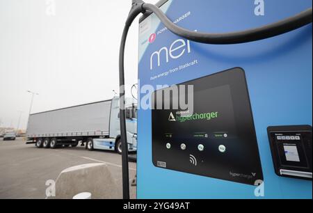 Hambourg, Allemagne. 06 novembre 2024. Un camion électrique « Iveco S-eway » se tient à une station de recharge lors d'un événement de presse pour l'ouverture d'un hub de recharge pour camions électriques au Cruise Center Steinwerder dans le port de Hambourg. Crédit : Christian Charisius/dpa/Alamy Live News Banque D'Images