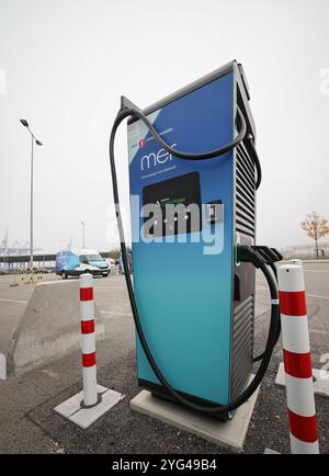 Hambourg, Allemagne. 06 novembre 2024. Une station de recharge pour camions électriques, prise lors d'un événement de presse pour l'ouverture d'un hub de recharge pour camions électriques au Cruise Center Steinwerder dans le port de Hambourg. Crédit : Christian Charisius/dpa/Alamy Live News Banque D'Images