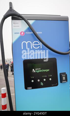 Hambourg, Allemagne. 06 novembre 2024. Une station de recharge pour camions électriques lors d'un événement de presse pour l'ouverture d'un hub de recharge pour camions électriques au Cruise Center Steinwerder dans le port de Hambourg. Crédit : Christian Charisius/dpa/Alamy Live News Banque D'Images