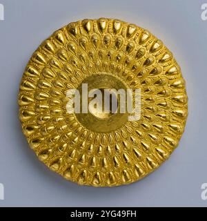 Base de grec Gold phiale (bol de libation) datant du IVe au IIIe siècle av. J.-C., faite de solide montrant un disque d'or avec des motifs complexes de gland, d'abeille et de noyer en relief suggérant une utilisation possible dans un contexte cérémoniel. Crédit : Universal Art Archive / Rogers Fund, 1962 / The Metropolitan Museum of Art Banque D'Images