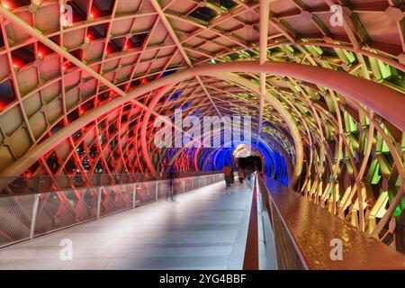 Vue intérieure colorée du pont Saloma Link la nuit, Malaisie Banque D'Images