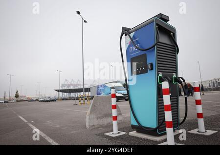 Hambourg, Allemagne. 06 novembre 2024. Une station de recharge pour camions électriques lors d'un événement de presse pour l'ouverture d'un hub de recharge pour camions électriques au Cruise Center Steinwerder dans le port de Hambourg. Crédit : Christian Charisius/dpa/Alamy Live News Banque D'Images