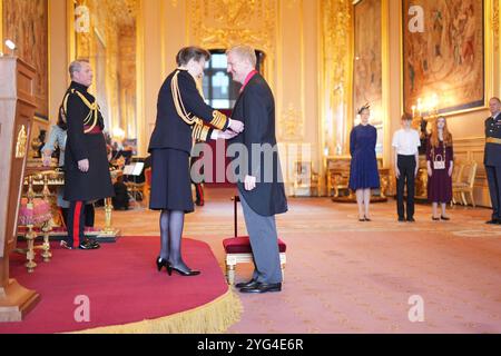 Le très honorable Sir Oliver Dowden, ancien vice-premier ministre, chancelier du duché de Lancastre et secrétaire d'État au Cabinet Office. Anciennement secrétaire d'État au numérique, à la culture, aux médias et aux sports, et président du Parti conservateur, est nommé chevalier Commandeur de l'ordre du bain par la princesse royale au château de Windsor, dans le Berkshire. Cet honneur reconnaît le service politique et public. Date de la photo : mercredi 6 novembre 2024. Banque D'Images