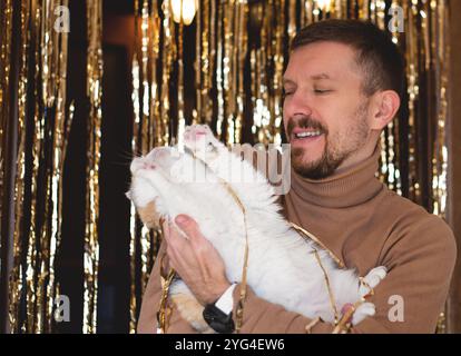 Jeune homme et son chat bien-aimé Banque D'Images