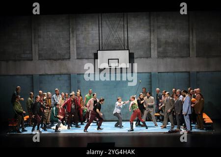 Johan Krogius als Tybalt, Dionysios Avgerinos als Gregorio und Jaka Mihelac als Mercutio, vorn mittig v.l., sowie ensemble während der Fotoprobe für Romeo et Juliette in der Staatsoper Unter den Linden in Berlin, 5. Novembre 2024. // drame lyrique in fünf Akten von Charles Gounod. Musikalische Leitung Stefano Montanari. Inszenierung Mariame Clément. Bühne und Kostüme Julia Hansen. Premiere ist AM 10. Novembre 2024. Staatsoper Berlin Romeo et Juliette *** Johan Krogius comme Tybalt , Dionysios Avgerinos comme Gregorio et Jaka Mihelac comme Mercutio , avant centre f l , et ensemble pendant la photo reh Banque D'Images