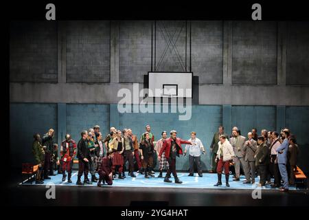 Johan Krogius als Tybalt, Amitai Pati als Romeo und Jaka Mihelac als Mercutio, vorn mittig v.l., sowie ensemble während der Fotoprobe für Romeo et Juliette in der Staatsoper Unter den Linden in Berlin, 5. Novembre 2024. // drame lyrique in fünf Akten von Charles Gounod. Musikalische Leitung Stefano Montanari. Inszenierung Mariame Clément. Bühne und Kostüme Julia Hansen. Premiere ist AM 10. Novembre 2024. Staatsoper Berlin Romeo et Juliette *** Johan Krogius dans le rôle de Tybalt , Amitai Pati dans le rôle de Romeo et Jaka Mihelac dans le rôle de Mercutio , avant centre f l , et ensemble lors de la répétition photo pour Romeo et Ju Banque D'Images