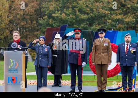 Ouverture du champ de coquelicots commémoratifs à l'Arboretum commémoratif national novembre 2024. Des coquelicots ont été placés dans le champ pour se souvenir de ceux qui ont été perdus dans les guerres mondiales et les conflits. Un service a eu lieu et deux membres du groupe 'talent in the Ranks', Lee Wright (lecture d'un poème) et Michael Lauchlan (interprétation d'une chanson) pendant le service commémoratif. Banque D'Images