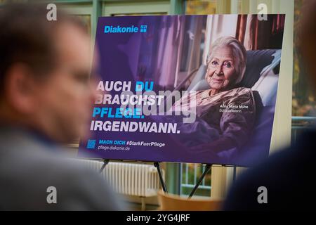 Die Diakonie Deutschland will mit der Pflegekampagne Sechs Bausteine fuer eine gute Pflegereform den Druck auf die Politik erhoehen. SIE forderte am Mittwoch, 06.11.2024, à Berlin eine Pflegevollversicherung, die soziale Absicherung pflegender Angehoeriger und eine gesetzliche Verpflichtung fuer Kommunen zu einer lokalen Altenhilfeplanung im Foto vom 06.11.2024 Plakat der Kampagne Auch du brauchst Pflege. Irgendwann. , Mit der Schauspielerin Anna Maria Muehe Mühe. Siehe epd-meldung vom 06.11.2024 USAGE ÉDITORIAL SEULEMENT *** Diakonie Deutschland veut augmenter la pression sur les politiciens avec elle Banque D'Images