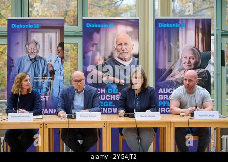 Die Diakonie Deutschland will mit der Pflegekampagne Sechs Bausteine fuer eine gute Pflegereform den Druck auf die Politik erhoehen. SIE forderte am Mittwoch, 06.11.2024, à Berlin eine Pflegevollversicherung, die soziale Absicherung pflegender Angehoeriger und eine gesetzliche Verpflichtung fuer Kommunen zu einer lokalen Altenhilfeplanung im Foto vom 06.11.2024 Pressekonferenz mit vorne vlnr. Kathrin Klinkusch, Diakonie-Pressesprecherin, Diakonie-Praesident Ruediger Schuch, die Diakonie-Sozialvorstaendin Maria Loheide und Ricardo Lange, Intensivpfleger und Pflege-Aktivist, und im Hintergrund Banque D'Images