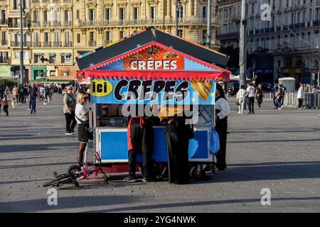 Marseille, France. 03 Nov, 2024. Une crêperie food truck en forme de petite maison est aperçue sur le Vieux Port de Marseille. (Photo Gerard Bottino/SOPA images/SIPA USA) crédit : SIPA USA/Alamy Live News Banque D'Images