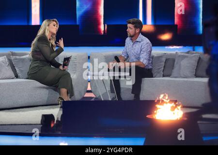 Moderatorin Beatrice Egli CHF mit Saenger Christian Gwerder - Aufzeichnung ARD Show ãDie Beatrice Egli ShowÒ im Studio Berlin Adlershof in Berlin - Sendétermin 31.10.2024 *** présentatrice Beatrice Egli CHF avec chanteur Christian Gwerder enregistrement ARD Show ÒThe Beatrice Egli ShowÓ au Studio Berlin Adlershof in Berlin date de diffusion 31 10 2024 Banque D'Images