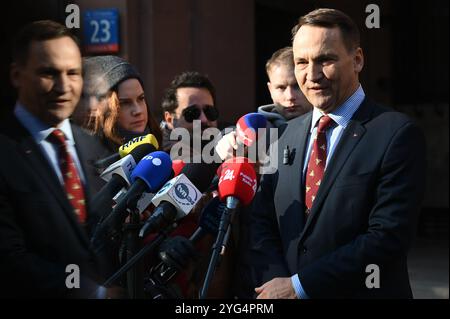 Pologne. 06 novembre 2024. Briefing du ministre polonais des Affaires étrangères Radoslaw Sikorski sur les élections présidentielles aux États-Unis au ministère des Affaires étrangères à Varsovie, Pologne, le 6 novembre 2023. (Photo par Aleksy Witwickig/Sipa USA) crédit : Sipa USA/Alamy Live News Banque D'Images