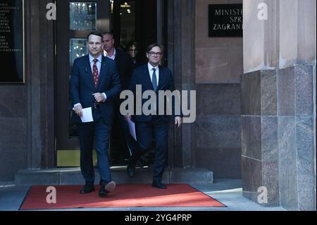 Pologne. 06 novembre 2024. Briefing du ministre polonais des Affaires étrangères Radoslaw Sikorski sur les élections présidentielles aux États-Unis au ministère des Affaires étrangères à Varsovie, Pologne, le 6 novembre 2023. (Photo par Aleksy Witwickig/Sipa USA) crédit : Sipa USA/Alamy Live News Banque D'Images