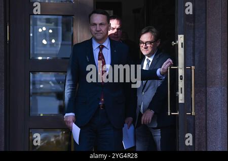 Pologne. 06 novembre 2024. Briefing du ministre polonais des Affaires étrangères Radoslaw Sikorski sur les élections présidentielles aux États-Unis au ministère des Affaires étrangères à Varsovie, Pologne, le 6 novembre 2023. (Photo par Aleksy Witwickig/Sipa USA) crédit : Sipa USA/Alamy Live News Banque D'Images