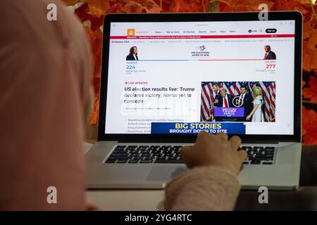 Une jeune fille regarde le site de la chaîne de télévision anglaise Aljazeera sur son ordinateur portable alors qu’elle attend le dépouillement des votes américains de 2024 entre Donald Trump et Kamala Harris à Srinagar, en Inde. Les électeurs américains se sont rendus aux urnes pour déterminer le 47e président des États-Unis. Les sondages effectués ces dernières semaines ont révélé une course serrée entre le candidat démocrate à la présidence, le vice-président Kamala Harris, et le candidat républicain à la présidence, l'ancien président Donald Trump, pour succéder au président Joe Biden à la Maison Blanche. (Photo de Faisal Bashir/SOPA images/Sipa USA) Banque D'Images