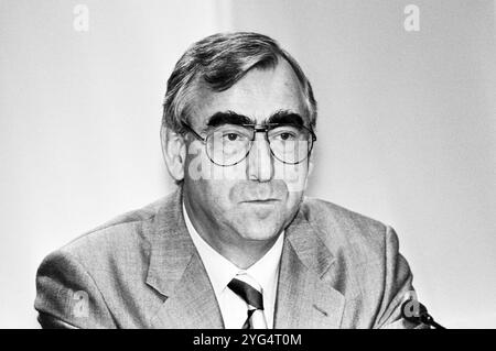 Deutschland, Bonn 25.08.1994 Archiv. : 48-47-22 Pressekonferenz der CDU Foto : CSU-Vorsitzender und Bundesfinanzminister, Theo Waigel Pressekonferenz der CDU *** Allemagne, Bonn 25 08 1994 Archive 48 47 22 Conférence de presse de la CDU photo CSU Président et ministre fédéral des Finances, Theo Waigel Conférence de presse de la CDU Banque D'Images