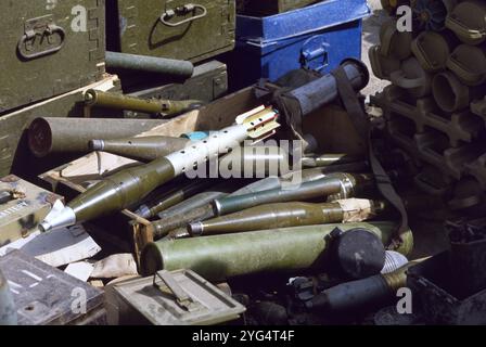 Première Guerre du Golfe : 10 mars 1991 Une roquette de 73 mm, munition pour le lance-grenades antichar SPG-9 Kopyo, se trouve au-dessus d'un assortiment de roquettes non explosées, d'obus et de bombes de mortier sur la plage d'Anjafa à Koweït City. Banque D'Images