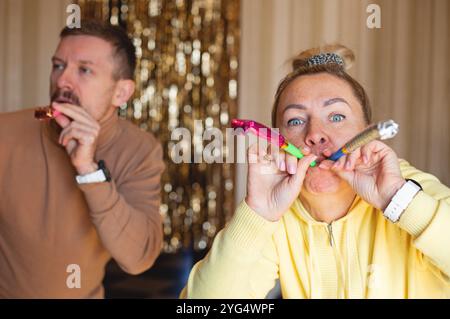 Famille s'amuser et célébrer Noël Banque D'Images