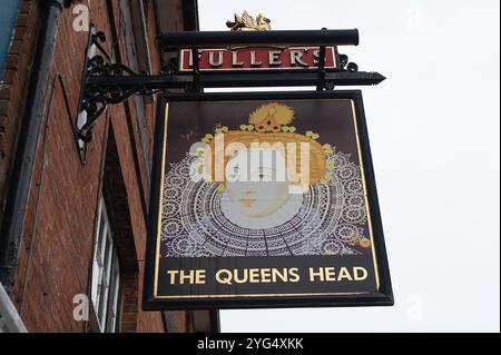 Farnham, Surrey, Royaume-Uni. 4 novembre 2024. Le pub Fuller's Queen's Head à Farnham, Surrey. Crédit : Maureen McLean/Alamy Banque D'Images