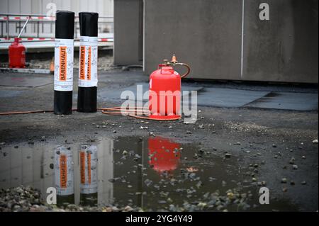 Hambourg, Allemagne. 06 novembre 2024. Matériaux de construction et réservoir de gaz sur le toit du bâtiment de la bibliothèque. Le toit du bâtiment de la Bibliothèque de l'État et de l'Université de Hambourg est actuellement en cours de rénovation sur une superficie de près de 4 000 mètres carrés. Crédit : Niklas Graeber/dpa/Alamy Live News Banque D'Images