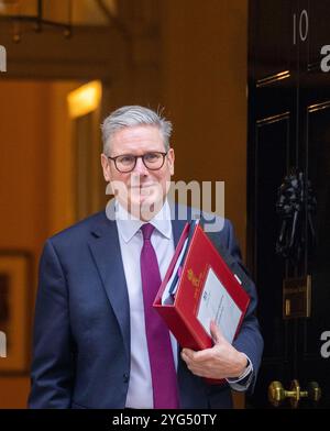 Londres, Royaume-Uni. 6 novembre 2024. Le premier ministre, Keir Starmer, quitte le numéro 10 pour aller au Parlement pour les questions des premiers ministres. Ce sera la première fois qu'il affrontera le nouveau chef conservateur, Kemi Badenoch, de l'autre côté de la boîte d'expédition. Crédit : Karl Black/Alamy Live News Banque D'Images