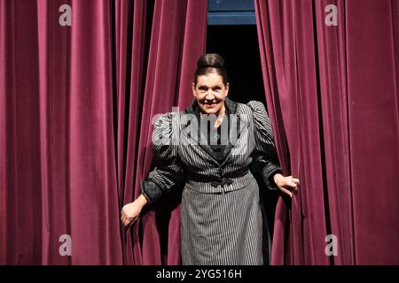 Katy Karrenbauer. In diesem Theaterstück darf sich der Meisterdetektiv zum ersten mal verlieben : Sherlock Holmes - Der Fall Moriarty, Fotoprobe AM 6.11.2024 in der Fährhaus Winterhuder Komödie in Hamburg *** Katy Karrenbauer dans cette pièce, le maître détective tombe amoureux pour la première fois Sherlock Holmes The Moriarty case, photo répétition le 6 11 2024 au Fährhaus Winterhuder Komödie de Hambourg Banque D'Images