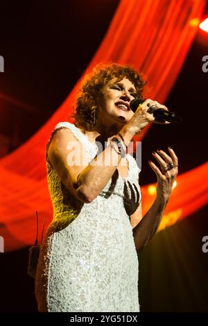 Naples, Italie. 05 novembre 2024. Fiorella Mannoia se produit en concert au Teatro Augusteo de Naples, en Italie, le 5 novembre 2024, dans le cadre de sa tournée Fiorella Sinfonica, accompagnée d'un orchestre complet. (Photo de Francesco Luciano/NurPhoto) crédit : NurPhoto SRL/Alamy Live News Banque D'Images