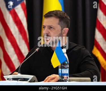 Le président ukrainien Volodymyr Zelenskyy prend la parole lors du Groupe de contact pour la défense de l'Ukraine à la base aérienne de Ramstein, en Allemagne, le 6 septembre 2024. Les dirigeants de près de 50 pays se sont réunis pour discuter de la crise en cours en Ukraine et de la coordination étroite continue de la communauté internationale pour fournir au peuple ukrainien les moyens nécessaires pour défendre son territoire souverain. (Photo de l'US Air Force par Airman 1st Class Eve Daugherty) Banque D'Images