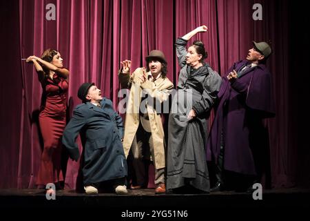 Anna Julia Antonucci, Alexis Kara, Manuel Mairhofer, Katy Karrenbauer et Jan Sosniok. In diesem Theaterstück darf sich der Meisterdetektiv zum ersten mal verlieben : Sherlock Holmes - Der Fall Moriarty, Fotoprobe am 6.11.2024 in der Fährhaus Winterhuder Komödie in Hamburg *** Anna Julia Antonucci, Alexis Kara, Manuel Mairhofer, Katy Karrenbauer et Jan Sosniok dans cette pièce, le maître détective tombe amoureux pour la première fois Sherlock Holmes The Moriarty case, la répétition photo Fährhaus 2024 à Hambourg 6 Komödie Banque D'Images