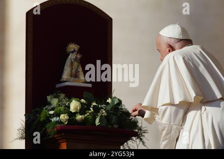 6 novembre 2024 - Cité du Vatican. LE PAPE FRANÇOIS lors de l'audience générale hebdomadaire sur la place Pierre au Vatican. Avant de commencer l'audience, le Saint-Père a fait don d'une rose à la minuscule statue de Saint patron de Valence (Espagne) Vierge de Los Desamparedos, en mémoire des victimes du déluge et pour les pauvres de toute la parole. © EvandroInetti via ZUMA Wire (crédit image : © Evandro Inetti/ZUMA Press Wire) USAGE ÉDITORIAL SEULEMENT! Non destiné à UN USAGE commercial ! Banque D'Images