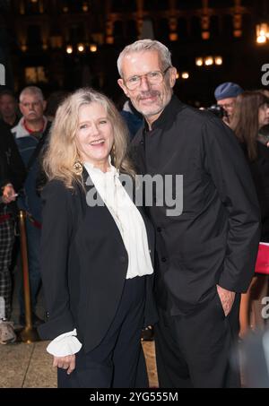 FRANCFORT-SUR-le-MAIN, Allemagne - 18 octobre 2024 : Lambert Wilson et Barbara Sukowa arrivent sur le tapis rouge lors de la cérémonie de remise des prix du 35e Hessischer film- und Kinopreis 2024, Alte Oper Frankfurt am main Banque D'Images