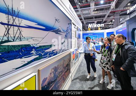 Shanghai. 6 novembre 2024. Les visiteurs regardent un cadre musical sur le stand de Samsung dans la zone d'exposition de l'industrie intelligente et des technologies de l'information lors de la septième China International Import Expo (CIIE) à Shanghai, dans l'est de la Chine, le 6 novembre 2024. Le CIIE en cours présente une technologie de pointe et des équipements haut de gamme, fournissant une plate-forme de communication pour le secteur des nouveaux matériaux. Crédit : Zhang Cheng/Xinhua/Alamy Live News Banque D'Images