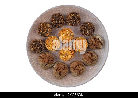 Biscuits au chocolat et aux céréales dans une assiette en céramique isolée sur fond blanc. Cuisson nutritive. Vue de dessus. Banque D'Images