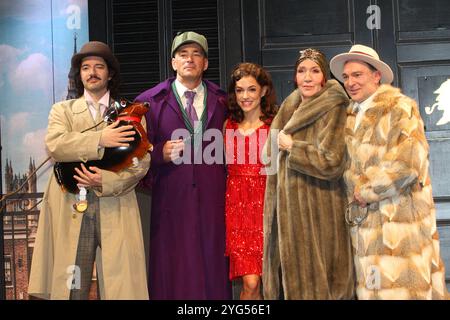 Manuel Mairhofer, Jan Sosniok, Anna Julia Antonucci, Katy Karrenbauer et Alexis Kara, die Schauspieler beim Fototermin am Rande der Probe zum Theater Banque D'Images