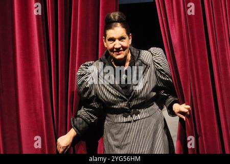 Katy Karrenbauer, die Schauspielerin beim Fototermin am Rande der Probe zum Theaterstueck „Sherlock Holmes : der Fall Moriarty“ AM 6.11.2024 in der Kom Banque D'Images