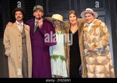 Manuel Mairhofer, Jan Sosniok, Anna Julia Antonucci, Katy Karrenbauer et Alexis Kara, die Schauspieler beim Fototermin am Rande der Probe zum Theater Banque D'Images