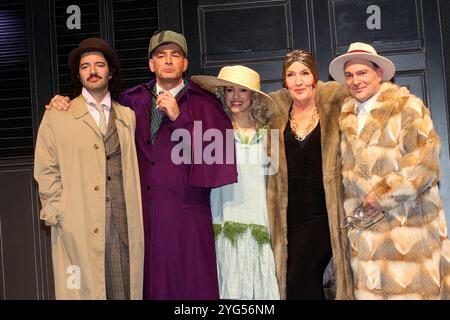 Manuel Mairhofer, Jan Sosniok, Anna Julia Antonucci, Katy Karrenbauer et Alexis Kara, die Schauspieler beim Fototermin am Rande der Probe zum Theater Banque D'Images