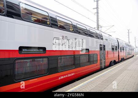 Poelten, basse-Autriche, Autriche. 6 novembre 2024. Premier en Autriche d'un nouveau modèle de train à deux étages par Stadler fait pour les chemins de fer autrichiens, appelé Cityjet de la nouvelle génération, présentation à la gare principale de Poelten. (Crédit image : © Andreas Stroh/ZUMA Press Wire) USAGE ÉDITORIAL SEULEMENT! Non destiné à UN USAGE commercial ! Banque D'Images