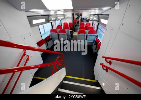 Poelten, basse-Autriche, Autriche. 6 novembre 2024. Premier en Autriche d'un nouveau modèle de train à deux étages par Stadler fait pour les chemins de fer autrichiens, appelé Cityjet de la nouvelle génération, présentation à la gare principale de Poelten. (Crédit image : © Andreas Stroh/ZUMA Press Wire) USAGE ÉDITORIAL SEULEMENT! Non destiné à UN USAGE commercial ! Banque D'Images