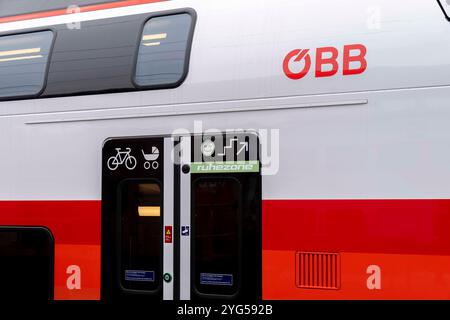 Poelten, basse-Autriche, Autriche. 6 novembre 2024. Premier en Autriche d'un nouveau modèle de train à deux étages par Stadler fait pour les chemins de fer autrichiens, appelé Cityjet de la nouvelle génération, présentation à la gare principale de Poelten. (Crédit image : © Andreas Stroh/ZUMA Press Wire) USAGE ÉDITORIAL SEULEMENT! Non destiné à UN USAGE commercial ! Banque D'Images