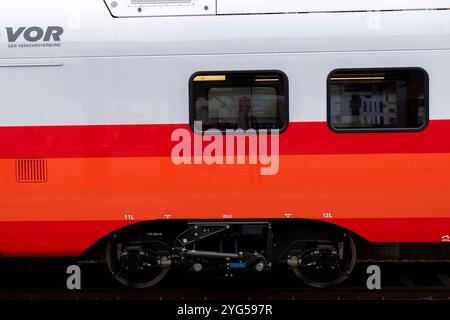 Poelten, basse-Autriche, Autriche. 6 novembre 2024. Premier en Autriche d'un nouveau modèle de train à deux étages par Stadler fait pour les chemins de fer autrichiens, appelé Cityjet de la nouvelle génération, présentation à la gare principale de Poelten. (Crédit image : © Andreas Stroh/ZUMA Press Wire) USAGE ÉDITORIAL SEULEMENT! Non destiné à UN USAGE commercial ! Banque D'Images