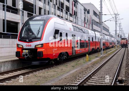 Poelten, basse-Autriche, Autriche. 6 novembre 2024. Premier en Autriche d'un nouveau modèle de train à deux étages par Stadler fait pour les chemins de fer autrichiens, appelé Cityjet de la nouvelle génération, présentation à la gare principale de Poelten. (Crédit image : © Andreas Stroh/ZUMA Press Wire) USAGE ÉDITORIAL SEULEMENT! Non destiné à UN USAGE commercial ! Banque D'Images