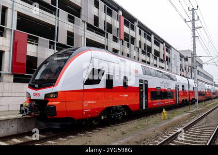 Poelten, basse-Autriche, Autriche. 6 novembre 2024. Premier en Autriche d'un nouveau modèle de train à deux étages par Stadler fait pour les chemins de fer autrichiens, appelé Cityjet de la nouvelle génération, présentation à la gare principale de Poelten. (Crédit image : © Andreas Stroh/ZUMA Press Wire) USAGE ÉDITORIAL SEULEMENT! Non destiné à UN USAGE commercial ! Banque D'Images