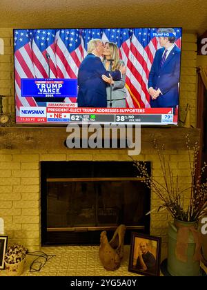 Discours de victoire de Donald Trump après avoir remporté l’élection pour être le 47e président des États-Unis d’Amérique, avec son épouse et son fils, Melania & Barron. Banque D'Images