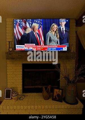 Discours de victoire de Donald Trump après avoir remporté l’élection pour être le 47e président des États-Unis d’Amérique, avec son épouse et son fils, Melania & Barron. Banque D'Images