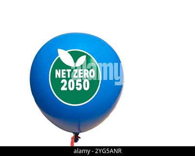 Concept zéro net et neutre en carbone. Net Zero texte sur un ballon avec 2050 cible sur fond blanc Banque D'Images