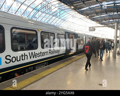 Londres, Royaume-Uni. 16 octobre 2024. Les passagers arrivent à la gare de Waterloo à Londres sur un train du South Western Railway. Crédit : Maureen McLean/Alamy Banque D'Images