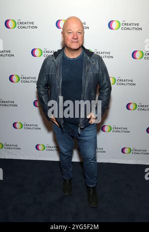 BEVERLY HILLS, CA - 05 NOVEMBRE : Michael Chiklis à la Creative Coalition célèbre la soirée électorale avec une soirée Star-Studded Dinner & Watch Party Los Angeles en première au Saban Theatre le 05 novembre 2024 à Beverly Hills, Californie. Crédit Faye Sadou/MediaPunch Banque D'Images