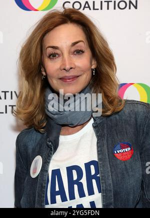 BEVERLY HILLS, CA - 05 NOVEMBRE : Sharon Lawrence à la Creative Coalition célèbre la soirée électorale avec une soirée Star-Studded Dinner & Watch Party Los Angeles en première au Saban Theatre le 05 novembre 2024 à Beverly Hills, Californie. Crédit Faye Sadou/MediaPunch Banque D'Images