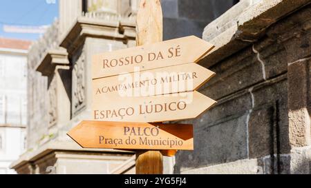 Braga, Portugal - 26 mai 2024 : panneau de direction temporaire en bois pendant l'événement Braga Romana un beau jour de printemps Banque D'Images